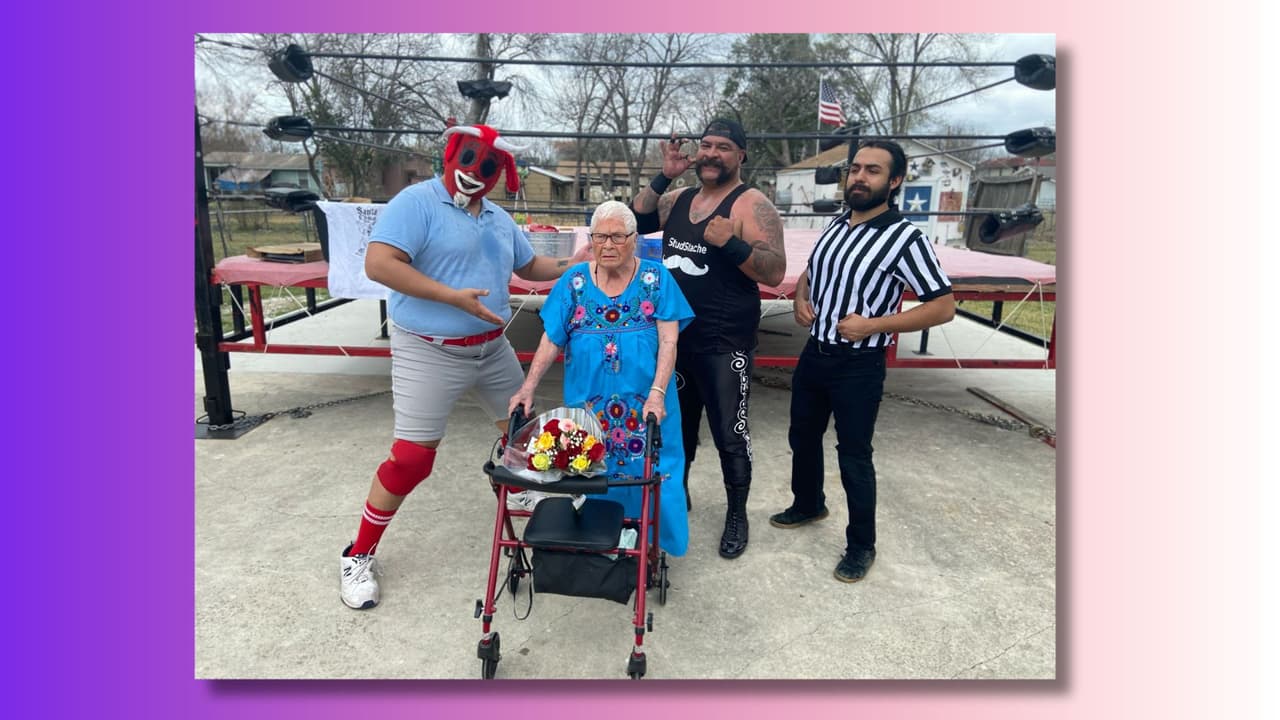 Para el cumpleaños 103 de San Juana García Anguiano, su familia le organizó una fiesta que incluyó un espectáculo de lucha libre, una de sus pasiones.