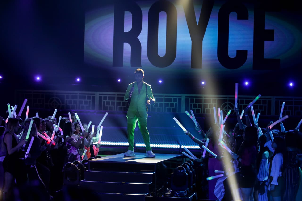 Prince Royce apareció en escena para intepretar dos temas, siendo el primero de ellos el de 'Cúrame'.