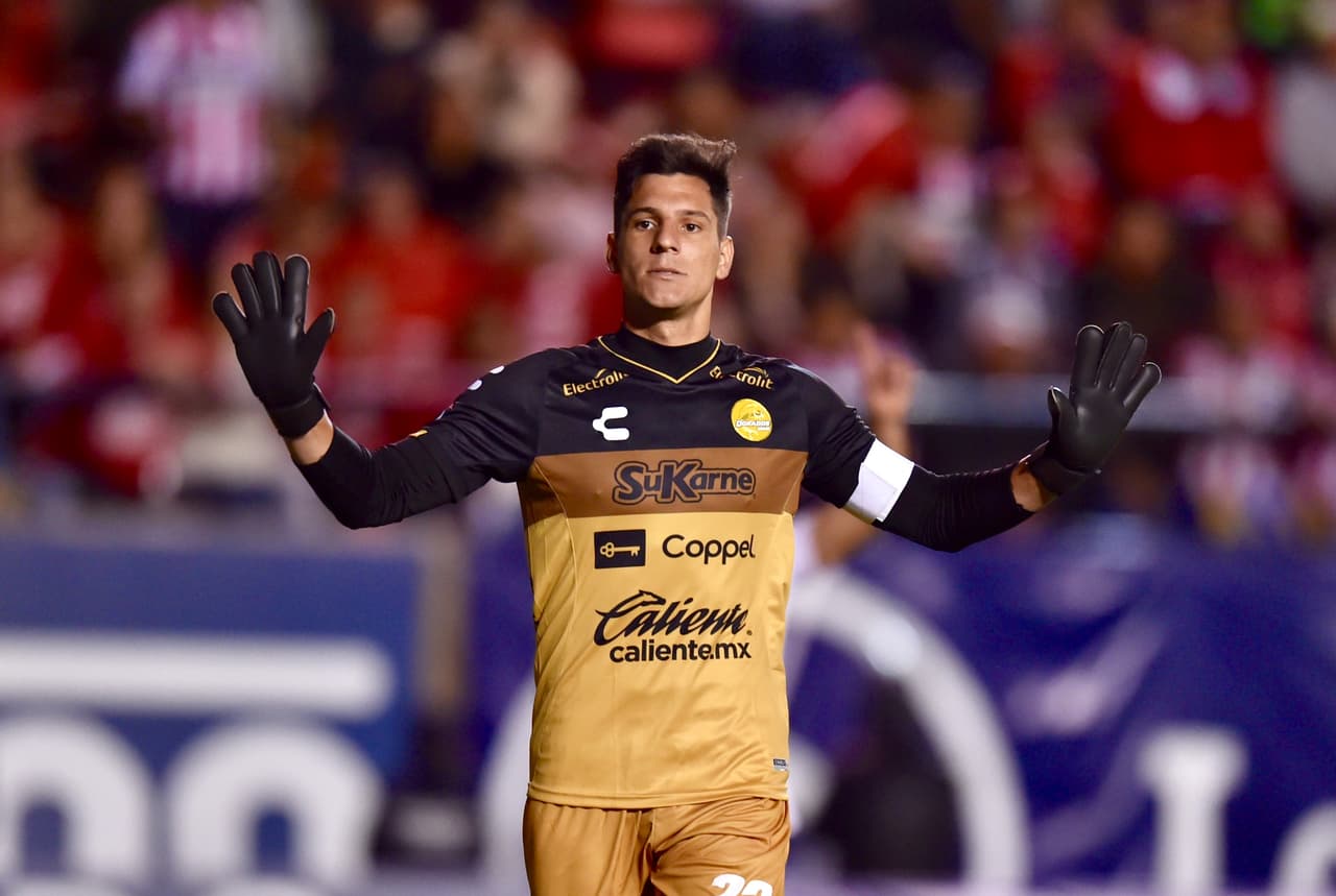 Y la desesperación llegaba hasta las gradas. La afición local, en un acto reprobable, empezaba a arrojarle proyectiles al portero del equipo visitante Gaspar Servio.