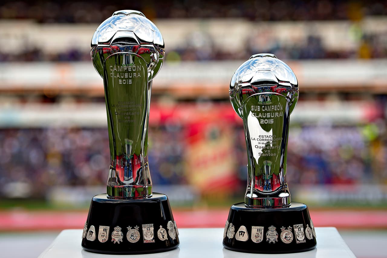 El trofeo de campeón y de subcampeón aguardaban para el ganador.