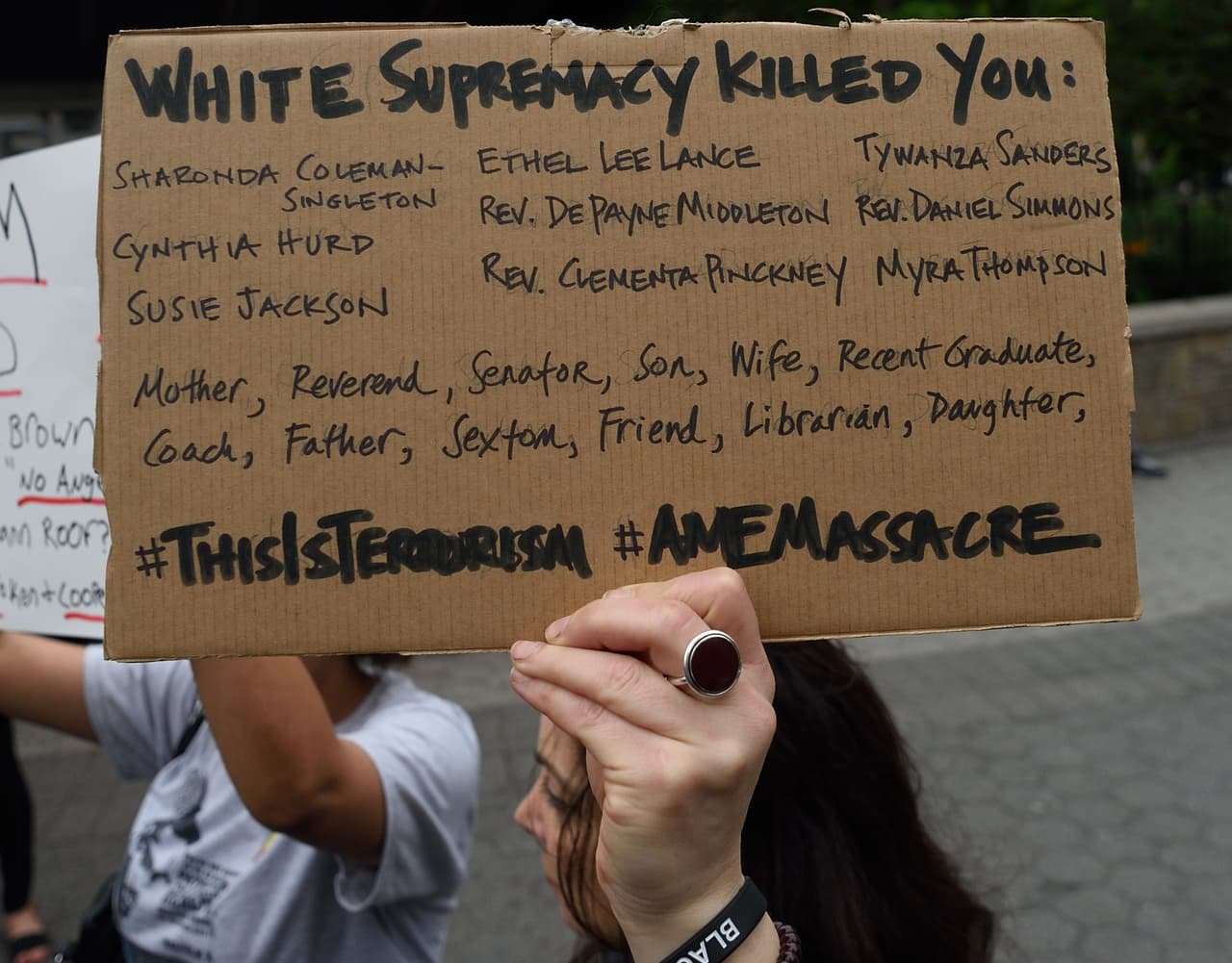 El sospechoso dejó a una persona viva para que contara los hechos.