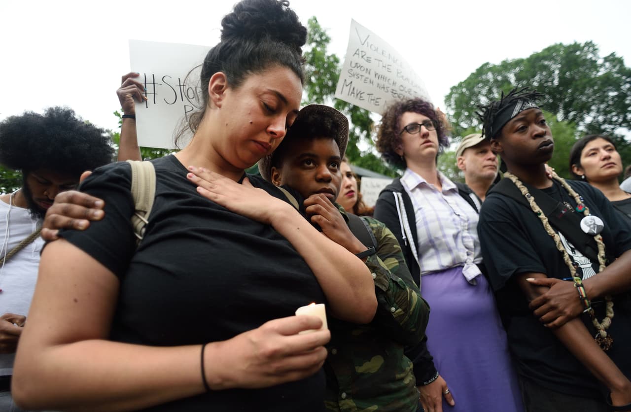 Según indicaron las fuerzas del orden, ocho personas fallecieron dentro de la iglesia y otras dos en el hospital.