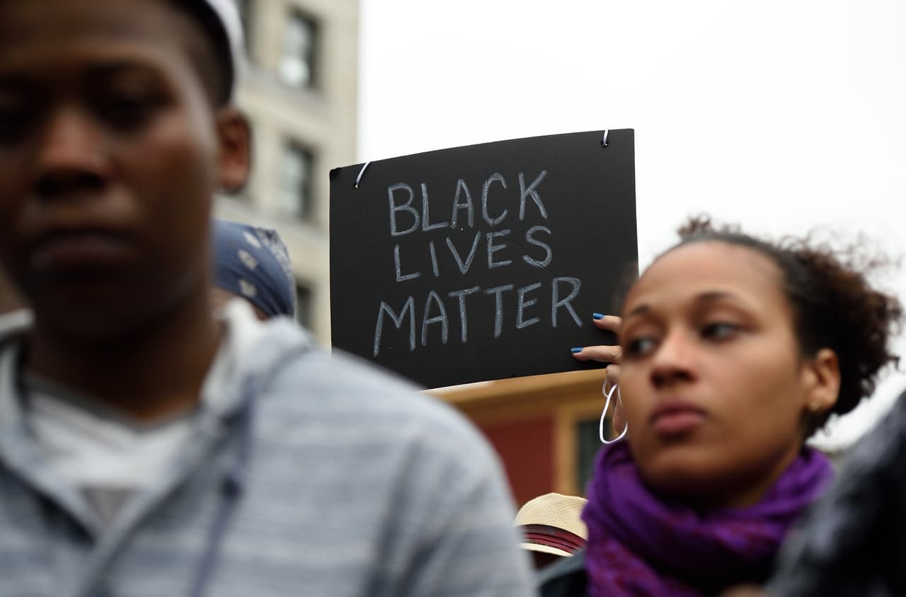 Algunos de los carteles rezan "Black lives matter" pues el tiroteo fue en una de las iglesias de negros más antiguas.