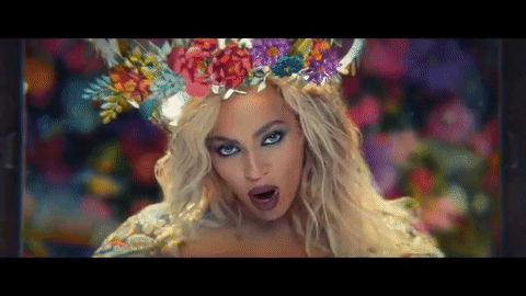 Imágenes del video Hymn for the Weekend en el que Cold Play invitó a Beyoncé.