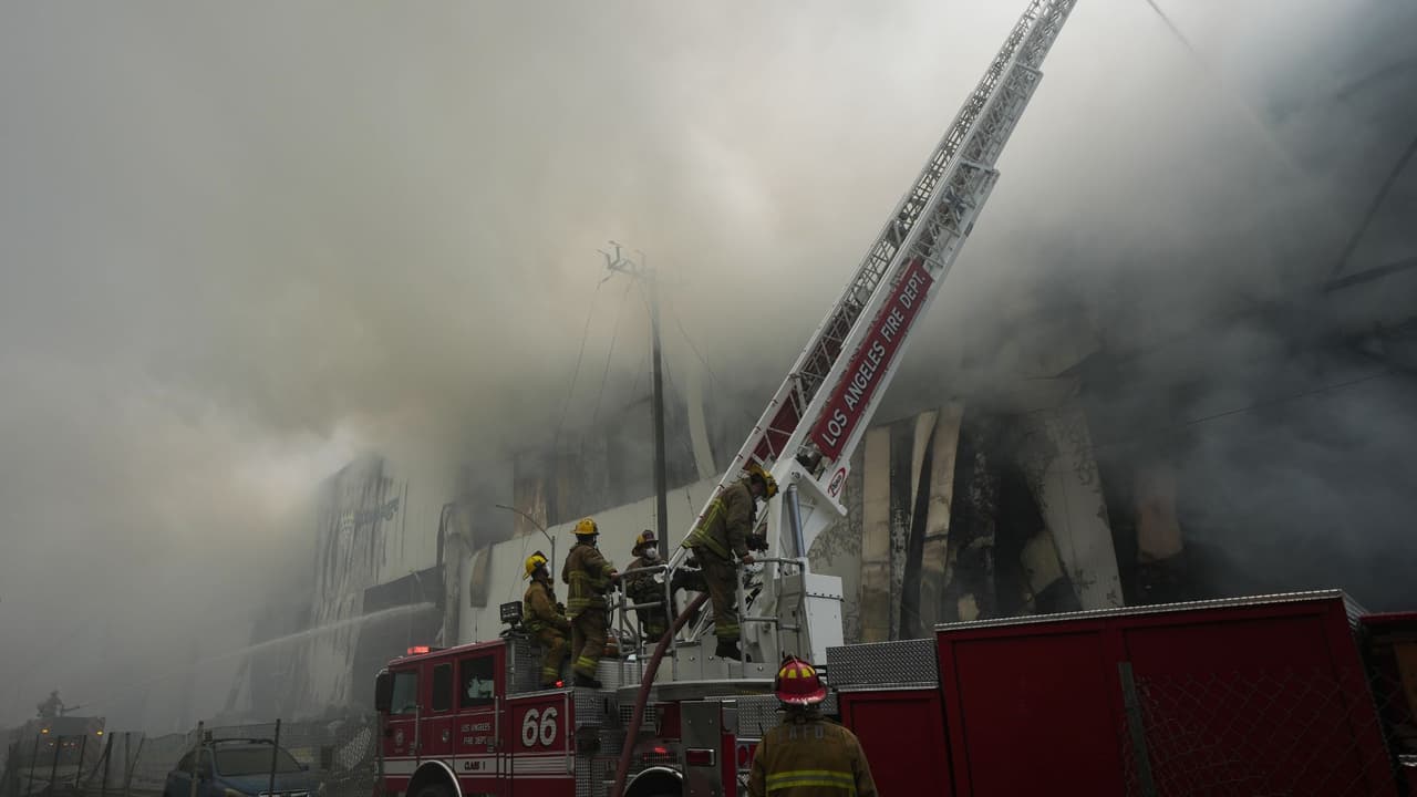 ¿Cuáles son los daños a la salud que estarían vinculados con el incendio en un almacén de Boyle Heights?