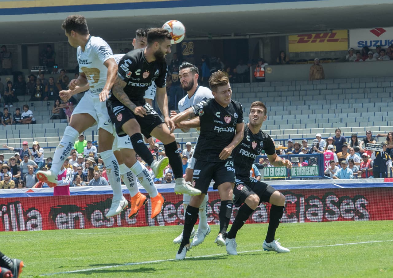 A la desesperada y aglomerando personal en la zona de ataque, Necaxa tuvo éxito. A los 78 minutos recortó la diferencia 4-3 gracias a un potente testarazo de Dávila, su segundo gol del juego.