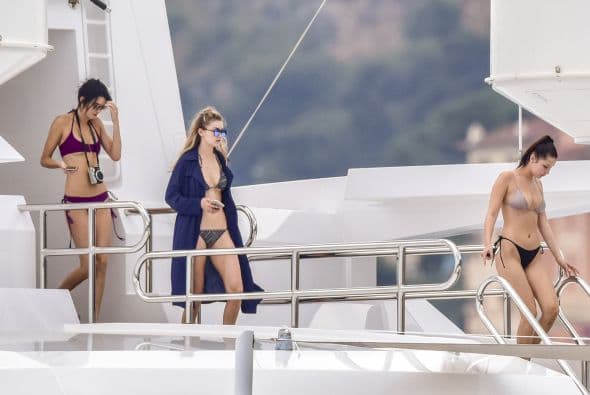 Aquí acompañadas de Bella Hadid.