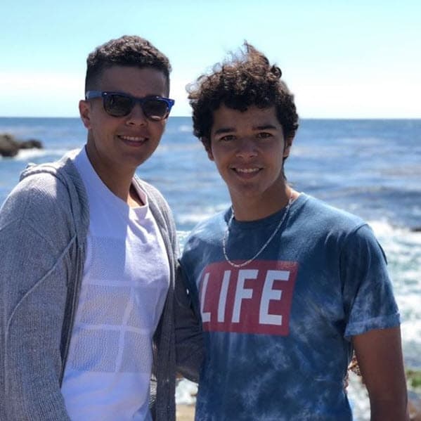 <a href="https://www.univision.com/entretenimiento/itati-cantoral-esta-de-vacaciones-con-sus-hijos-y-sin-su-marido-fotos">Roberto Miguel (izquierda) y José Eduardo</a> tienen 17 años y viven con la actriz, pero Santamarina siempre está en contacto con ellos.