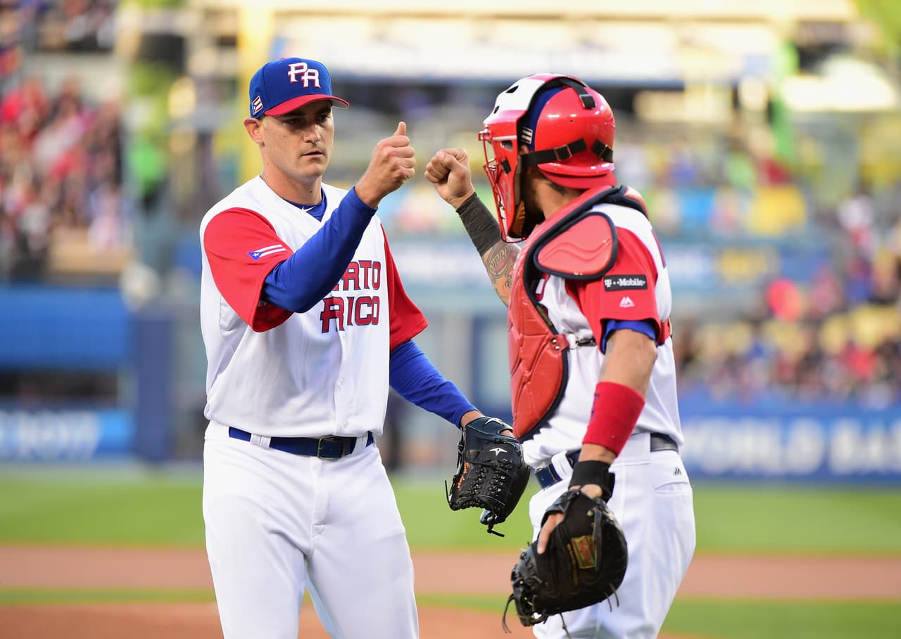 Yadier Molina celebró así con Seth Lugo tras un ponche a Nolan Arenado para cerrar la primera entrada.