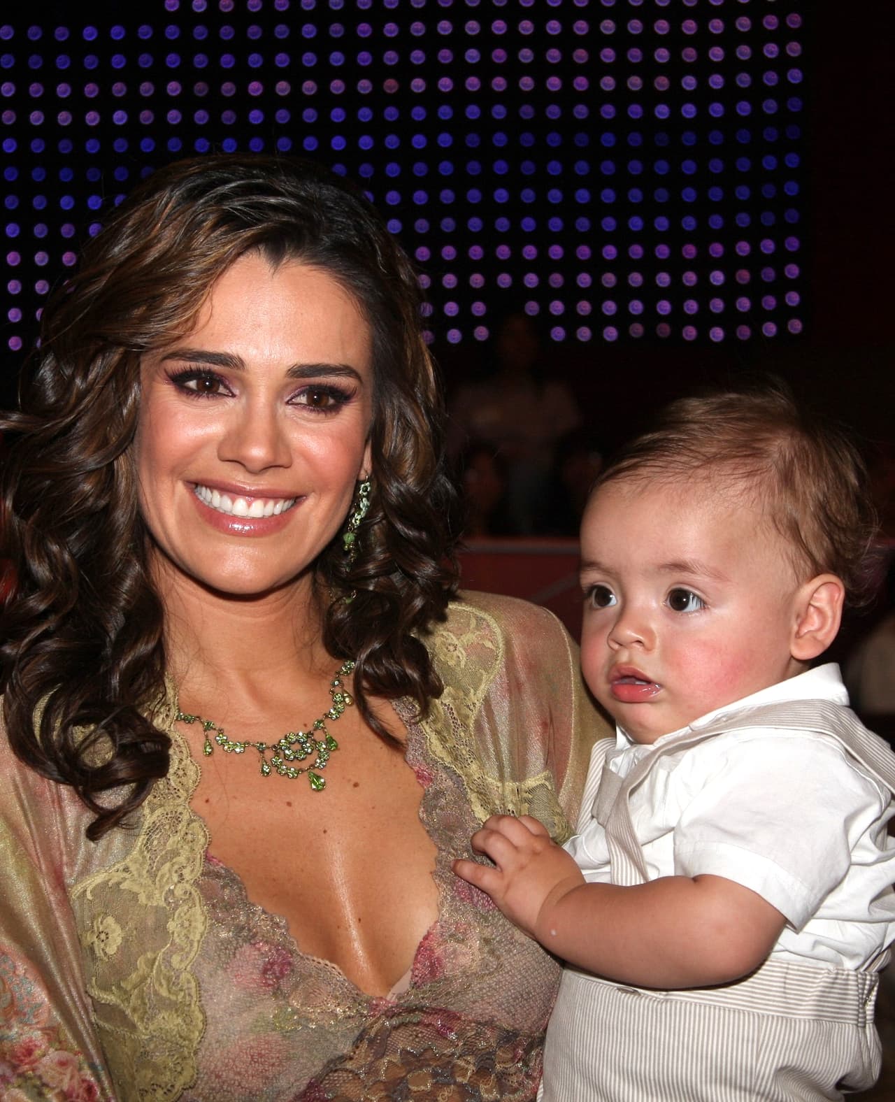 En el lado personal, fue en el año 2007 cuando nació su primogénito, 
<b>Santiago</b>, el cual lo tuvo con su esposo, el empresario 
<b>Bernardo González</b>.