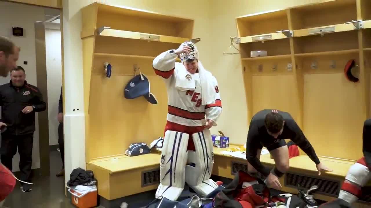 Empleado se convierte en el "arquero de emergencia" de un juego profesional de hockey 