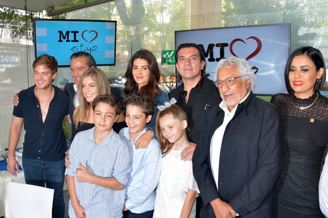 Vives es de origen chileno, pero reside en México desde hace algunos años. 
<br>