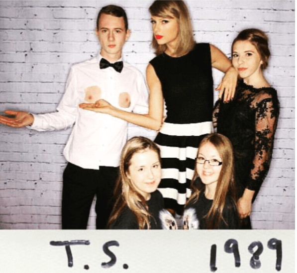 ¡Muy parecidas y muy bien producidas las dos!