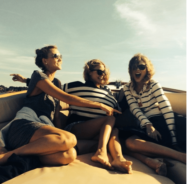 ¿Será cierta esa versión o sí está pendiente de lo que se pone Taylor?