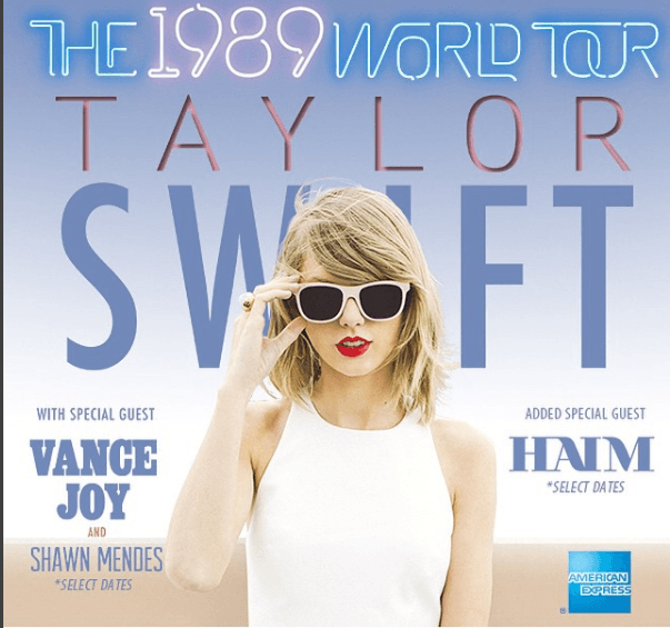 ¡Podrían ser gemelas idénticas! Taylor usó un look muy semejante como parte de la promoción de su disco '1989'.