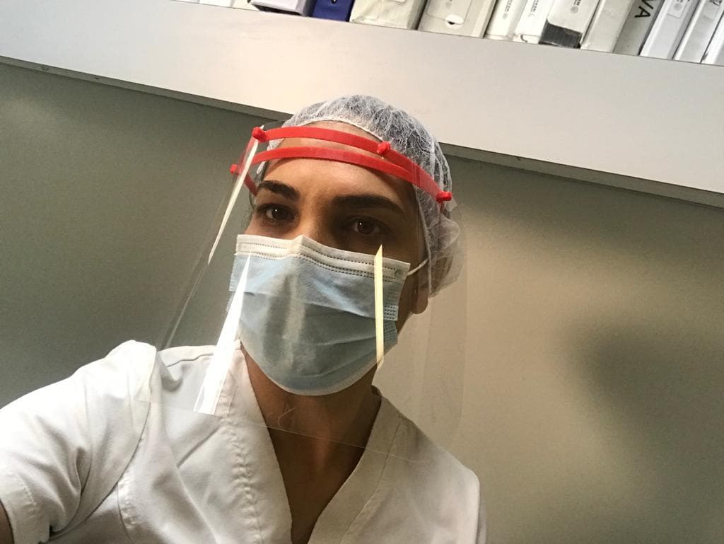 "Les presento a Haydee, la mayor y mas valiente de mis hermanas", compartió recientemente la conductora junto a esta fotografía de ella con el uniforme de su trabajo, careta y mascarilla cubrebocas.