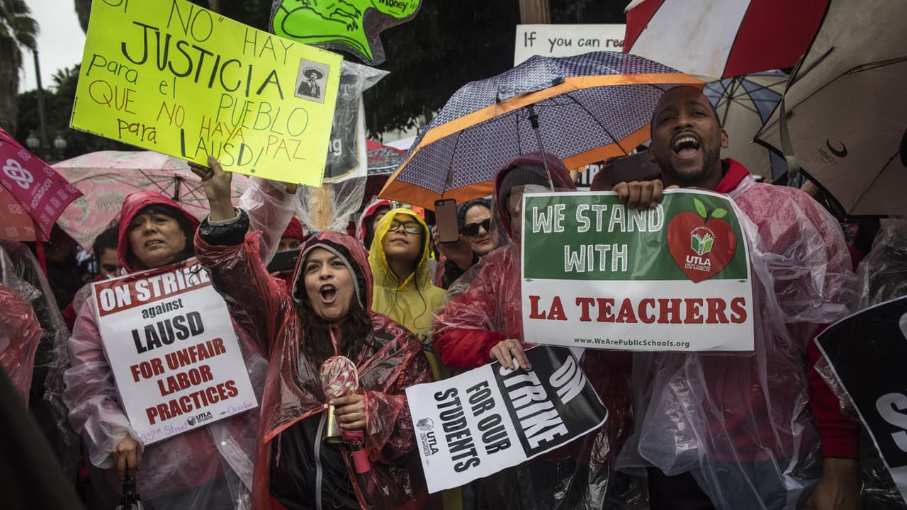 Escuelas chárter se declaran por primera vez en huelga, uniéndose a los maestros de LAUSD