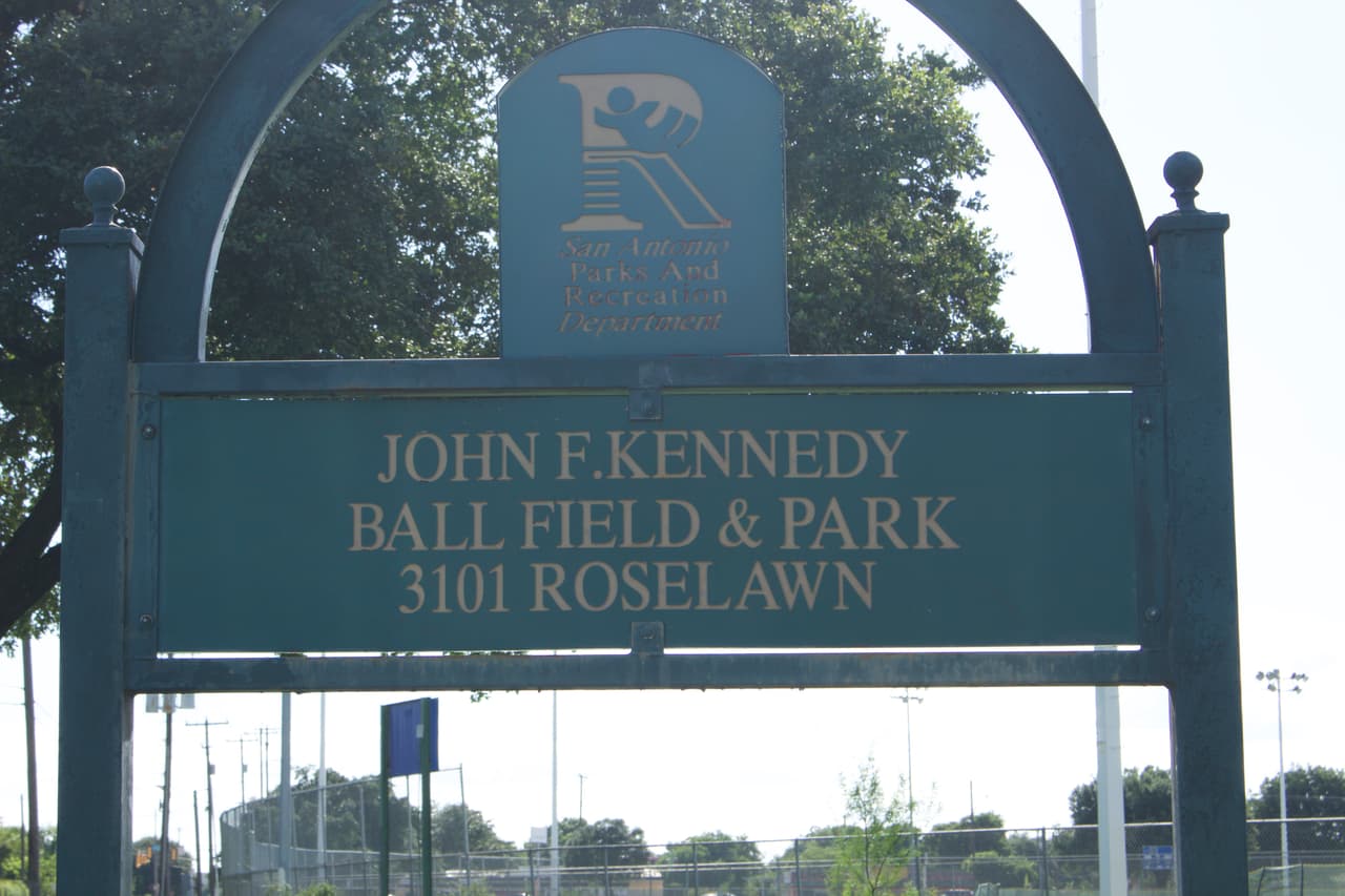 <b>Aquí están las piscinas que abren este fin de semana:</b>
<br>
<br>Woodlawn Pool en 221 Alexander Ave. (abierto de 5 a 8 p. M. De martes a jueves y de 1 p. M. A 8 p. M. Los sábados y domingos).
<br>
<br>Southside Lions en 3100 Hiawatha (abierto de 5 a 8 p. M. De martes a jueves y de 1 p. M. A 8 p. M. Los sábados y domingos).
<br>
<br>Heritage en 1423S. Ellison Drive (abierto de 5 a 8 p.m. de martes a jueves y de 1 p.m. a 8 p.m. los sábados y domingos).
<br>
<br>Lady Bird Johnson en 10700 Nacogdoches (abierto de 5 a 8 p. M. De martes a jueves y de 1 p. M. A 8 p. M. Los sábados y domingos).
<br>
<br>San Pedro en 2200 N. Flores (abierto de 1 p.m. a 8 p.m. los sábados y domingos).
<br>
<br> John F. Kennedy en 3299 S. W.28th St. (abierto de 1 p.m. a 8 p.m. los sábados y domingos).
<br>