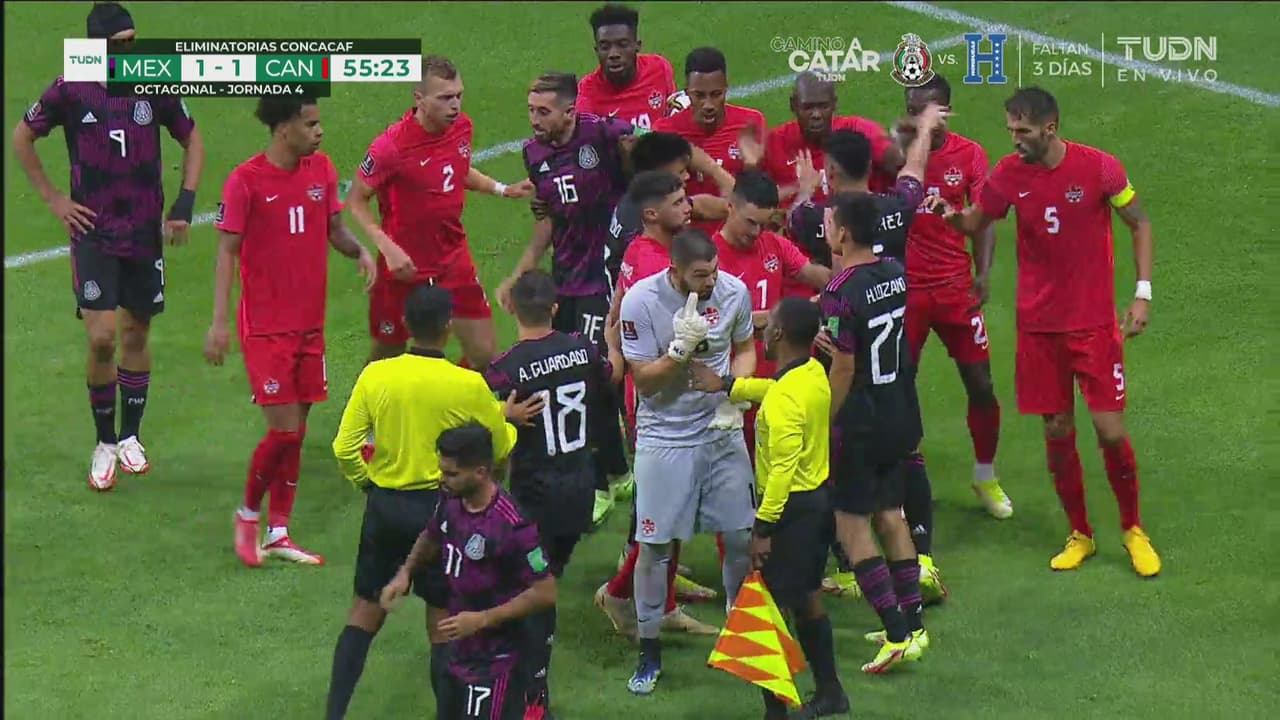 ¡Se 'calientan' y hay bronca! 'Tecatito' Corona comienza el altercado