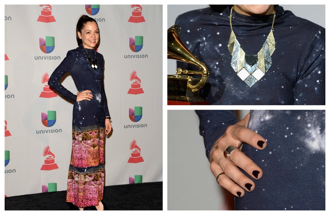 Natalia Lafourcade es de las más nominadas. Y acorde a su estilo, siempre se ve muy bonita. ¡Qué lindo collar lleva!