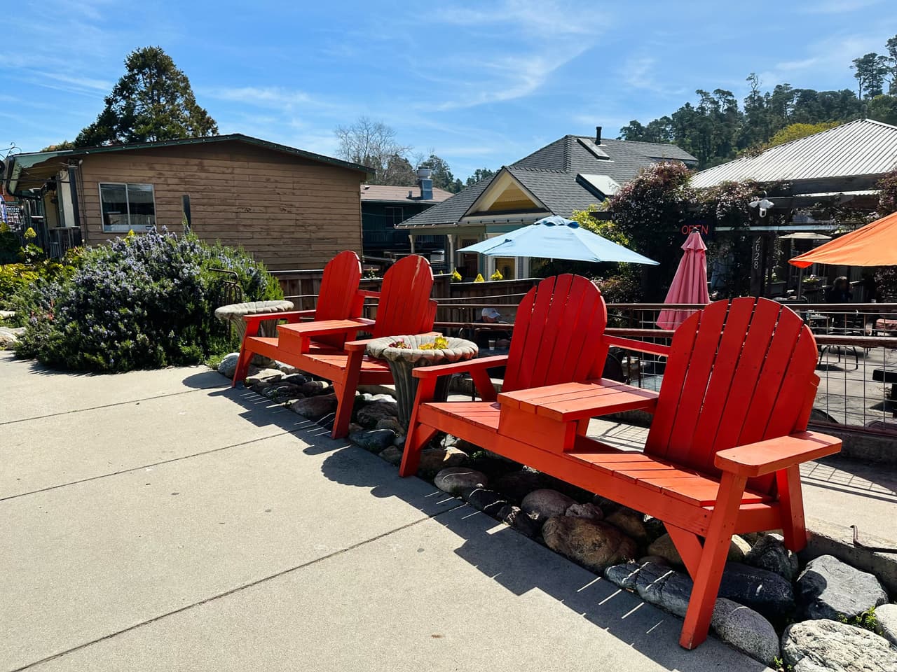 Sillas adornan la calle principal del pintoresco pueblo balneario de
<b>Cambria</b>.