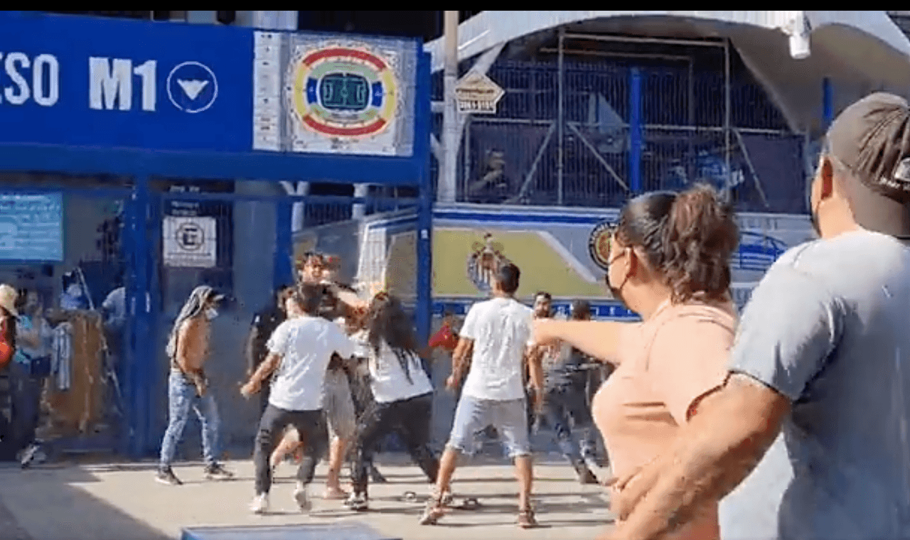 Revendedores y aficionados del Atlas se agarran a golpes.