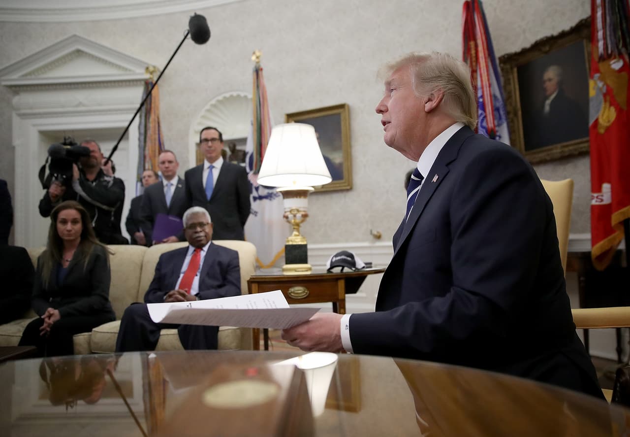 Trump aprueba la publicación del polémico memo desafiando al FBI