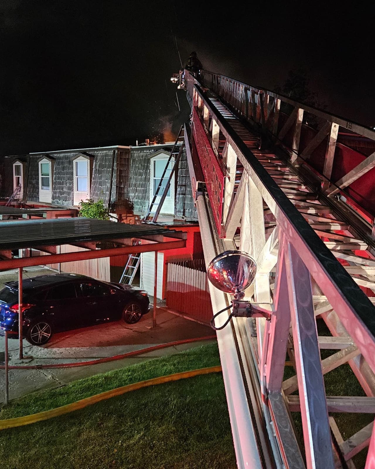 No se reportaron heridos en el incendio. El Equipo de Acción contra Desastres de la Cruz Roja Americana ofreció apoyo y recursos a los residentes afectados.