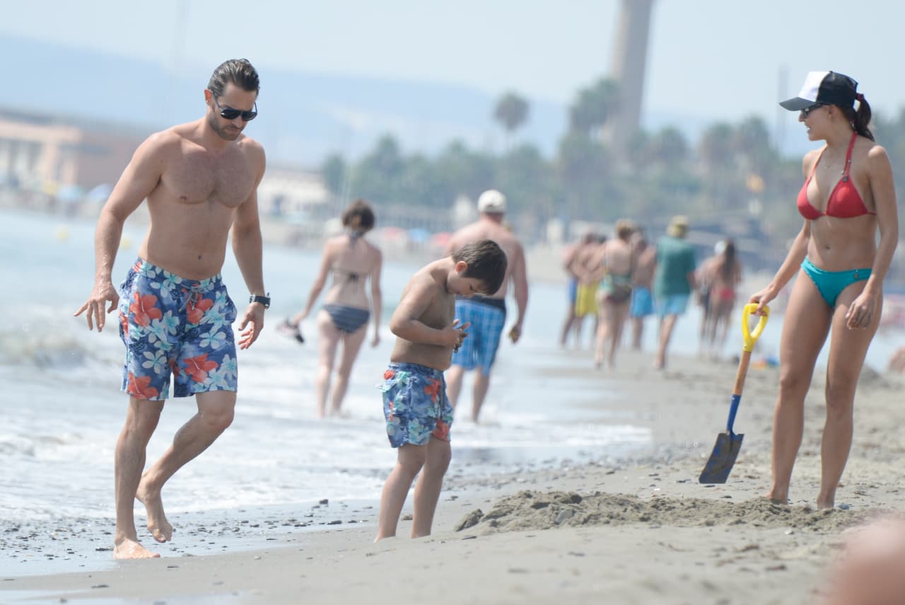 Angelique Boyer y Sebastián Rulli en la playa de Málaga