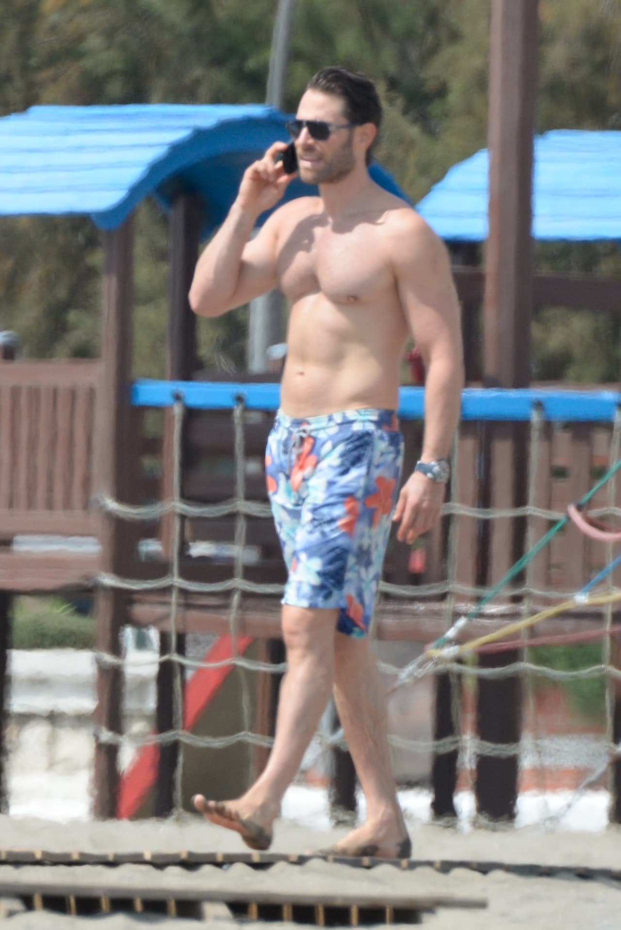 Rulli no se quedó atrás con sus 'abs' envidiables.