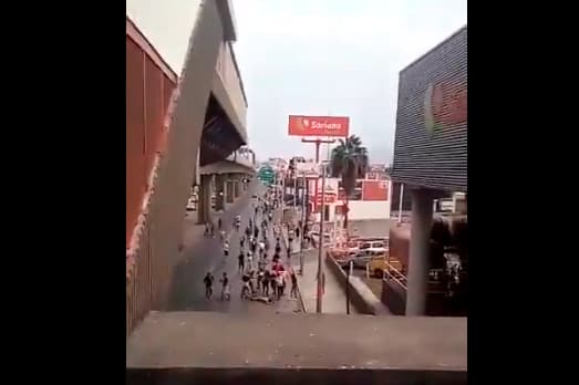 Desde un puente aledaño al mercado Soriana-Aztlan se aprecia la agresión de un grupo de personas al fanático de Tigres.