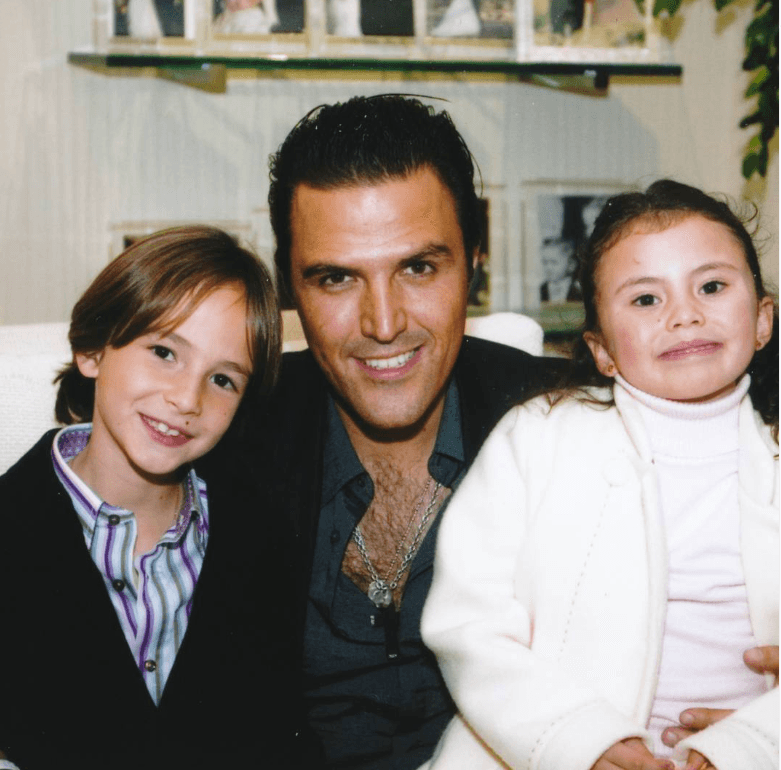 Billy Rovzar y sus hijos Max y Alex