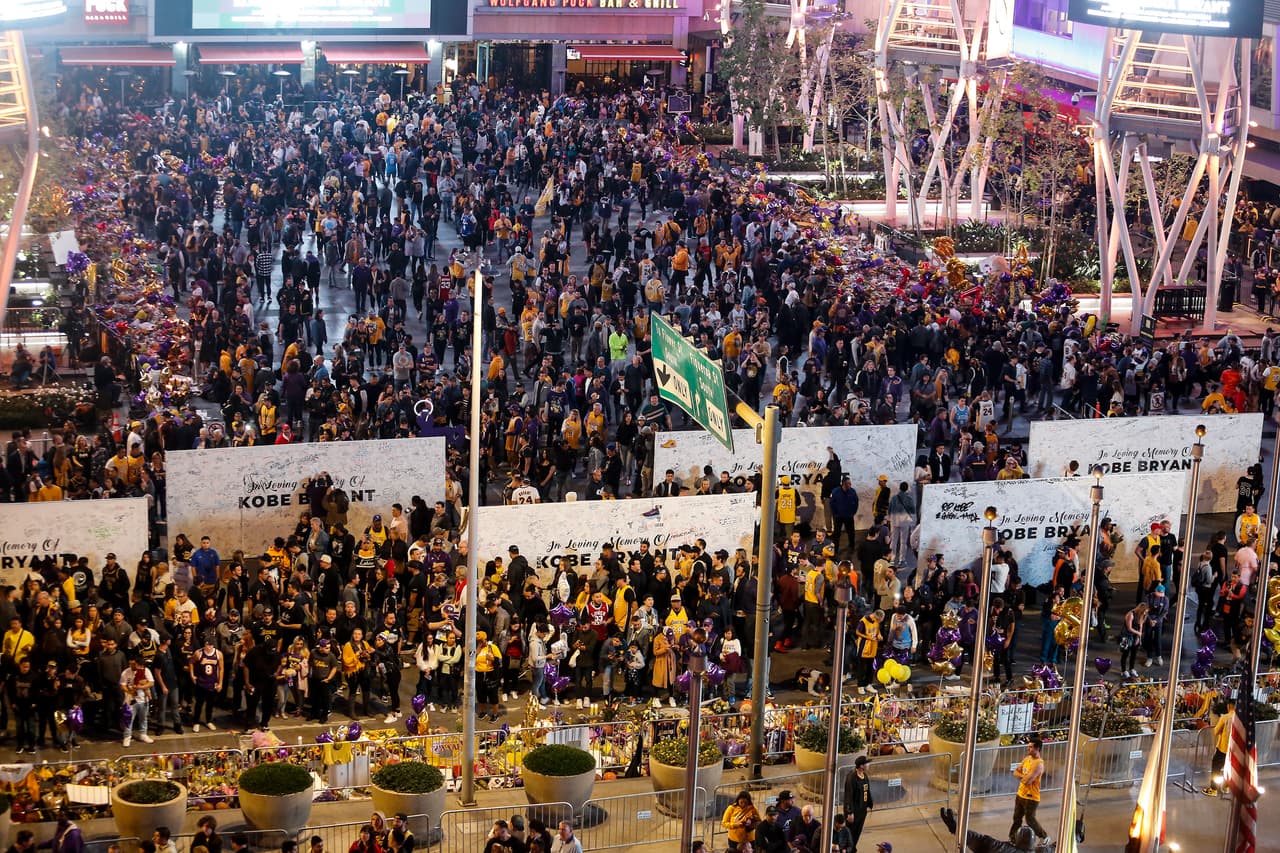 Este viernes, en el Staples Center que vio brillar a 
<b><a href="https://www.univision.com/temas/kobe-bryant">Kobe Bryant</a></b> durante dos décadas, se celebró el primer partido de Los Angeles Lakers tras el 
<b><a href="https://www.univision.com/noticias/estados-unidos/revelan-minutos-finales-del-vuelo-del-helicoptero-que-se-estrello-con-bryant-y-otras-8-personas-a-bordo">accidente mortal de helicóptero</a></b> que acabó con la vida de la leyenda de la NBA, su hija y otras siete personas. Fuera del recinto, cientos de seguidores de Bryant se congregaron para recordarlo.
