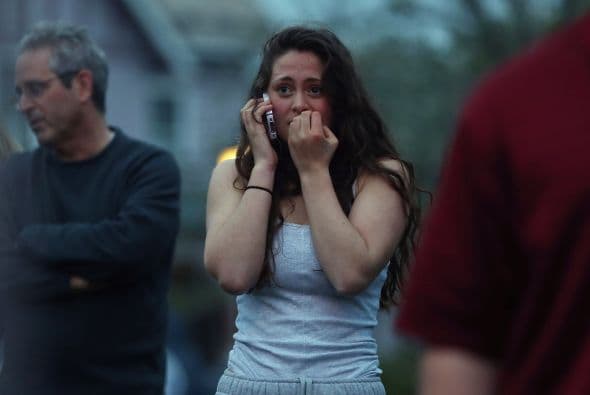 La policía confirmó vía Twitter, la detención del segundo sospechoso de los atentados del pasado lunes en el maratón de Boston (EE.UU.) y que había sido acorralado en el barrio de Watertown. "CAPTURADO!!! La caza se ha acabado. La búsqueda ha terminado. Se acabó el terror. Y la justicia ha ganado. El sospechoso está bajo custodia", se lee en el tuit de la policía de Boston. A lo largo de toda la jornada un extraordinario despliegue policial había perseguido a Dzhokhar Tsarnaev, un joven de 19 años de origen chechén, presunto coautor de los atentados. Según el diario Boston Globe, Tsarnaev fue capturado después de un tiroteo en el que resultó herido, por lo que está siendo trasladado al Hospital Mount Auburn de Cambridge. Un oficial le dijo al diario que el joven, de 19 años, se encuentra consciente. La noticia de su captura fue acogida con aplausos por el público que salió de sus casas.