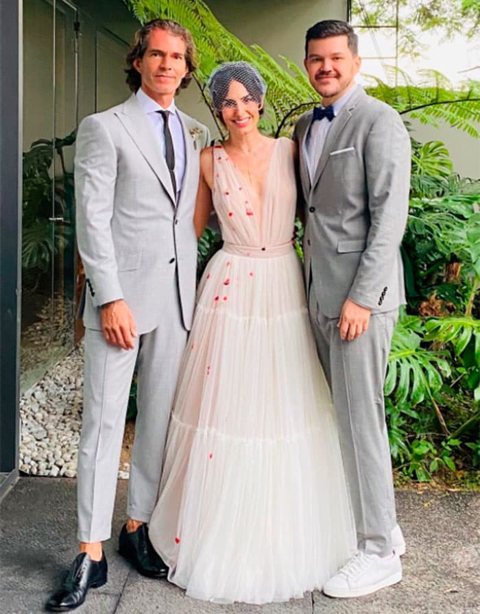 Luego de hacer público su matrimonio, uno de sus amigos compartió una serie de
<b>imágenes del enlace matrimonial</b>. En una de ellas vemos el look que llevaron los novios en este día especial.