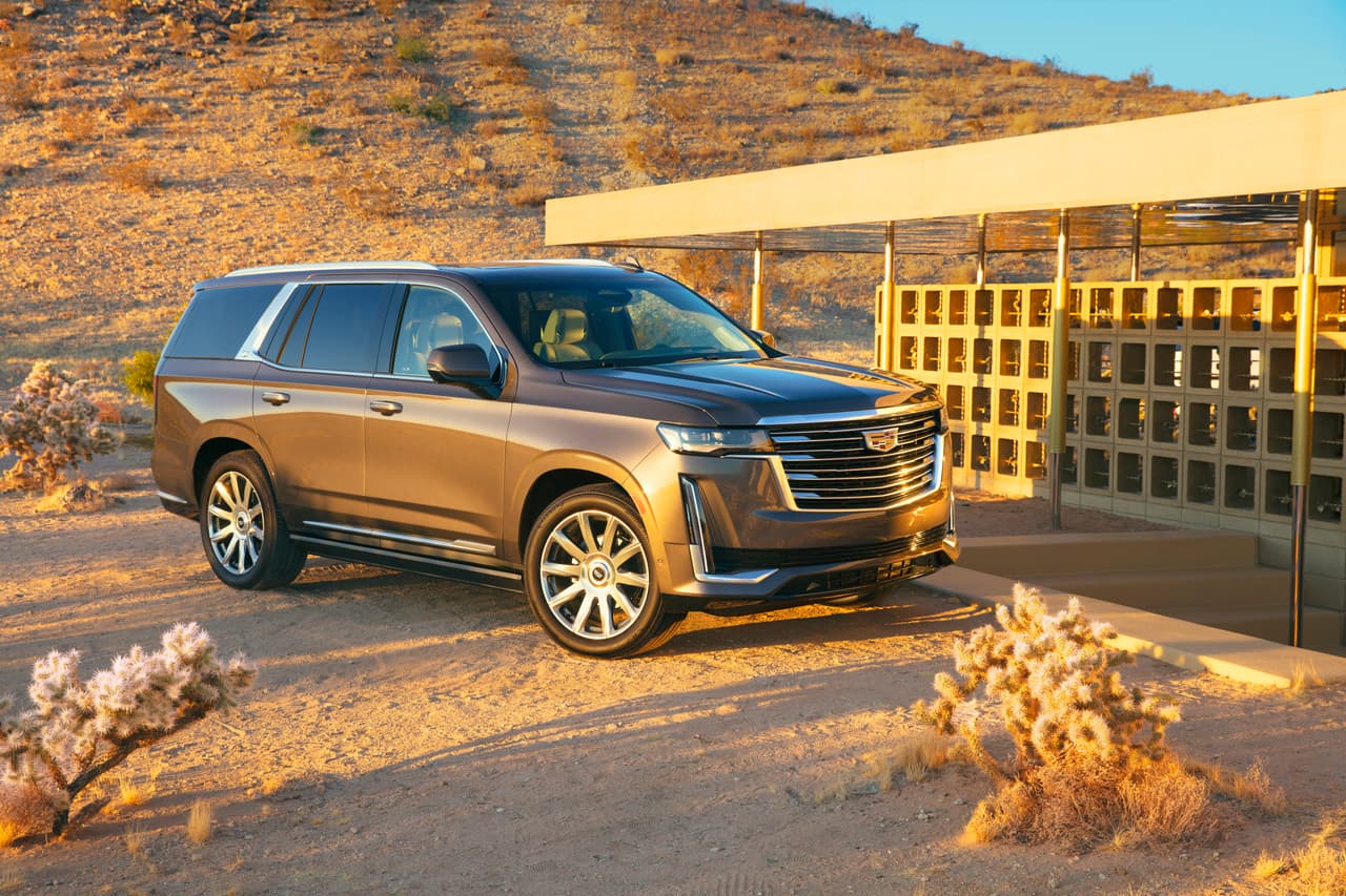 Por fuera, la Escalade mantiene los elementos de iluminación vertical característicos de Cadillac e incorpora de nuevo faros horizontales, pero esta vez con un diseño más angosto. Su gigantesca parrilla recibe mejores acabados y sus ruedas visten neumáticos de 22 pulgadas. El cambio en su exterior no es extremo, pero sí lo suficiente para hacer notorio que estamos ante una nueva generación.