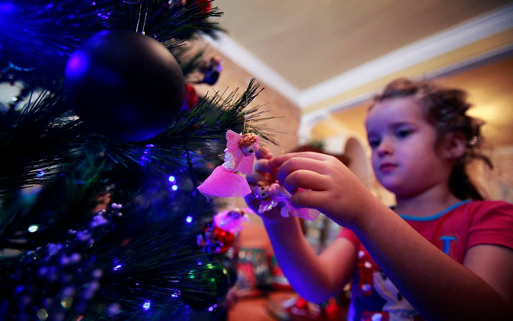 <b>4. Luces defectuosas</b>
<br>
<br>A veces vienen así, con un espacio vacío. También se dañan mientras las usamos. En otras ocasiones, personas curiosas las arrancan sin querer del árbol de Navidad o mascotas prefieren masticarlas. El caso es que un daño en las luces tiene el potencial de provocar un fuego de grandes proporciones.