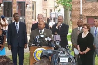 El Alcalde Nutter en una rueda de prensa junto con Nilda Ruiz de APM donde celebran los fondos para mejorar las vidas de los residentes de Norris Homes. (Foto de APM)