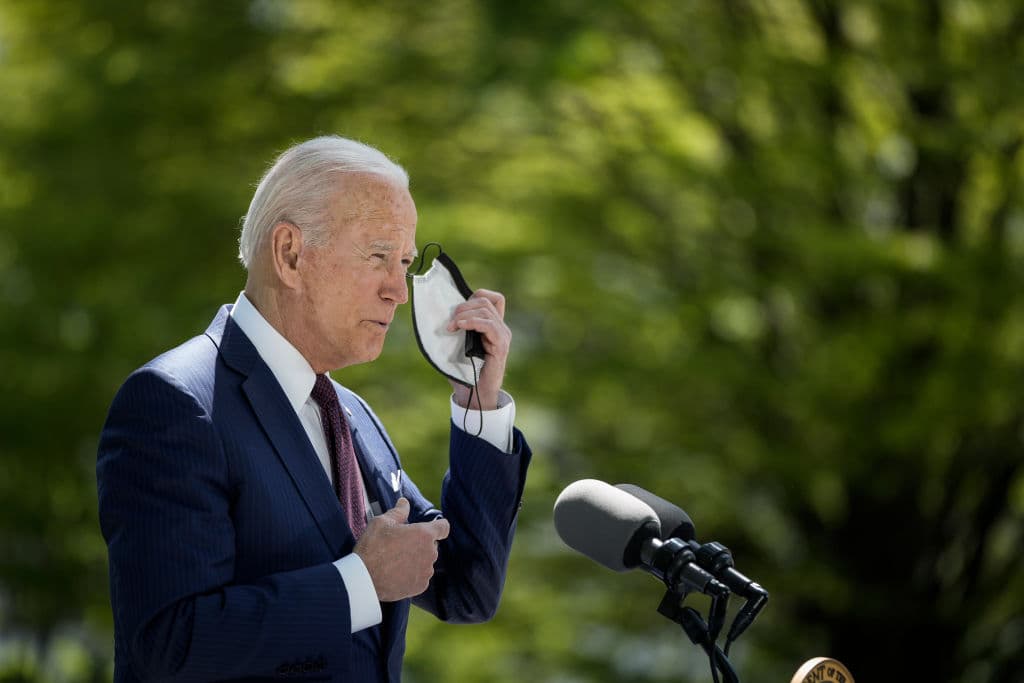 Biden anuncia que las personas completamente vacunadas podrán ir sin mascarilla en espacios abiertos 