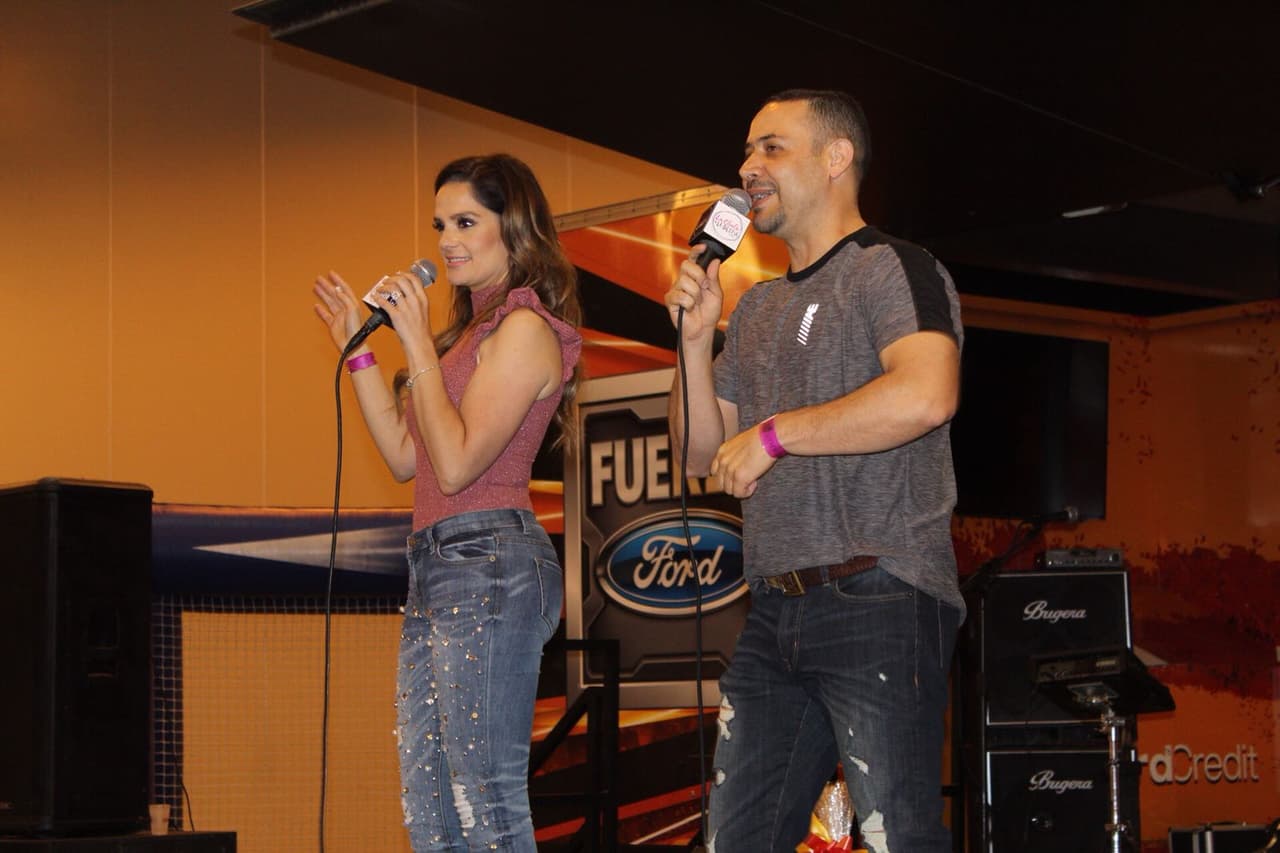 La Chula y La Bestia se divirtieron con el público que los escucha cada tarde.