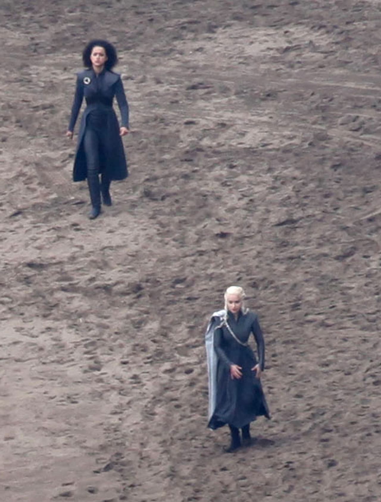 Y fotógrafos indiscretos captaron a varios de los actores del gran elenco filmando escenas en una playa.