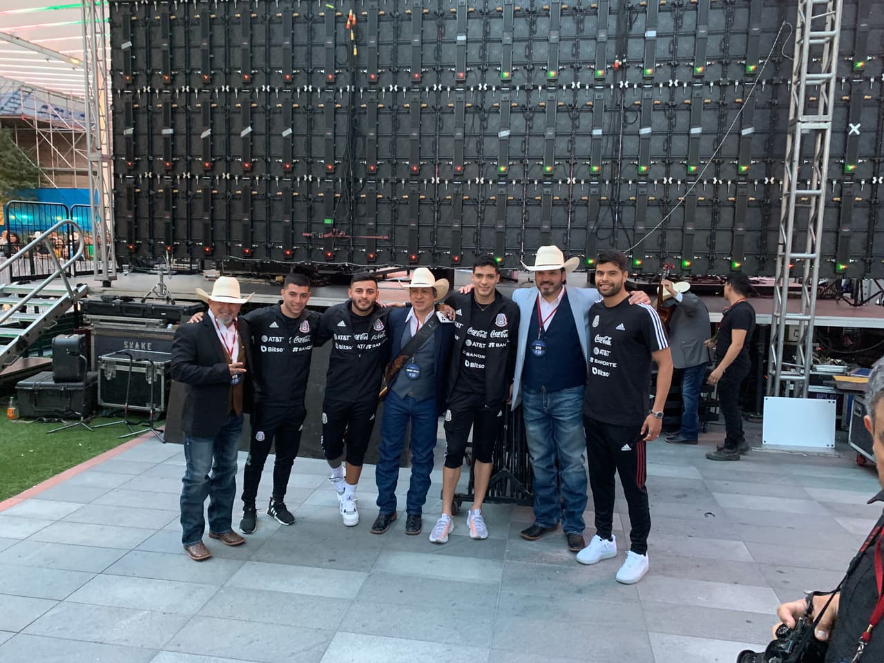 Los anfitriones de la noche fueron
<b><a href="https://www.univision.com/temas/intocable">Grupo Intocable</a></b>, quienes prendieron el evento para finalizar la celebración junto a la
<b>Selección Mexicana</b>.
