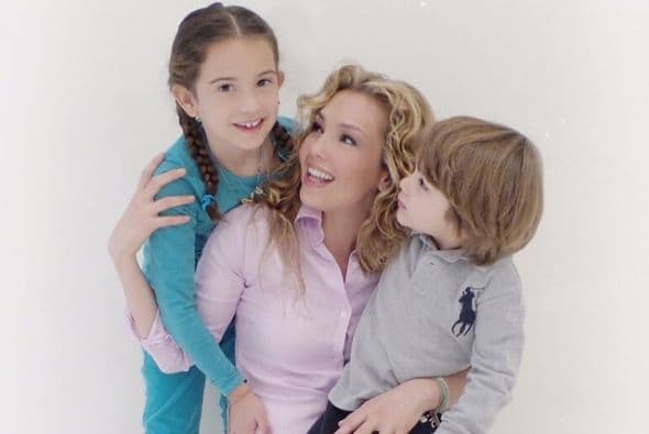 Grabar una telenovela implica estar muchas horas trabajando en los foros así que 
<b><a href="http://www.univision.com/temas/thalia">Thalía</a></b> prefirió dejar el género y tener más tiempo para sus hijos, Sabrina Sakaë y Matthew Alejandro.