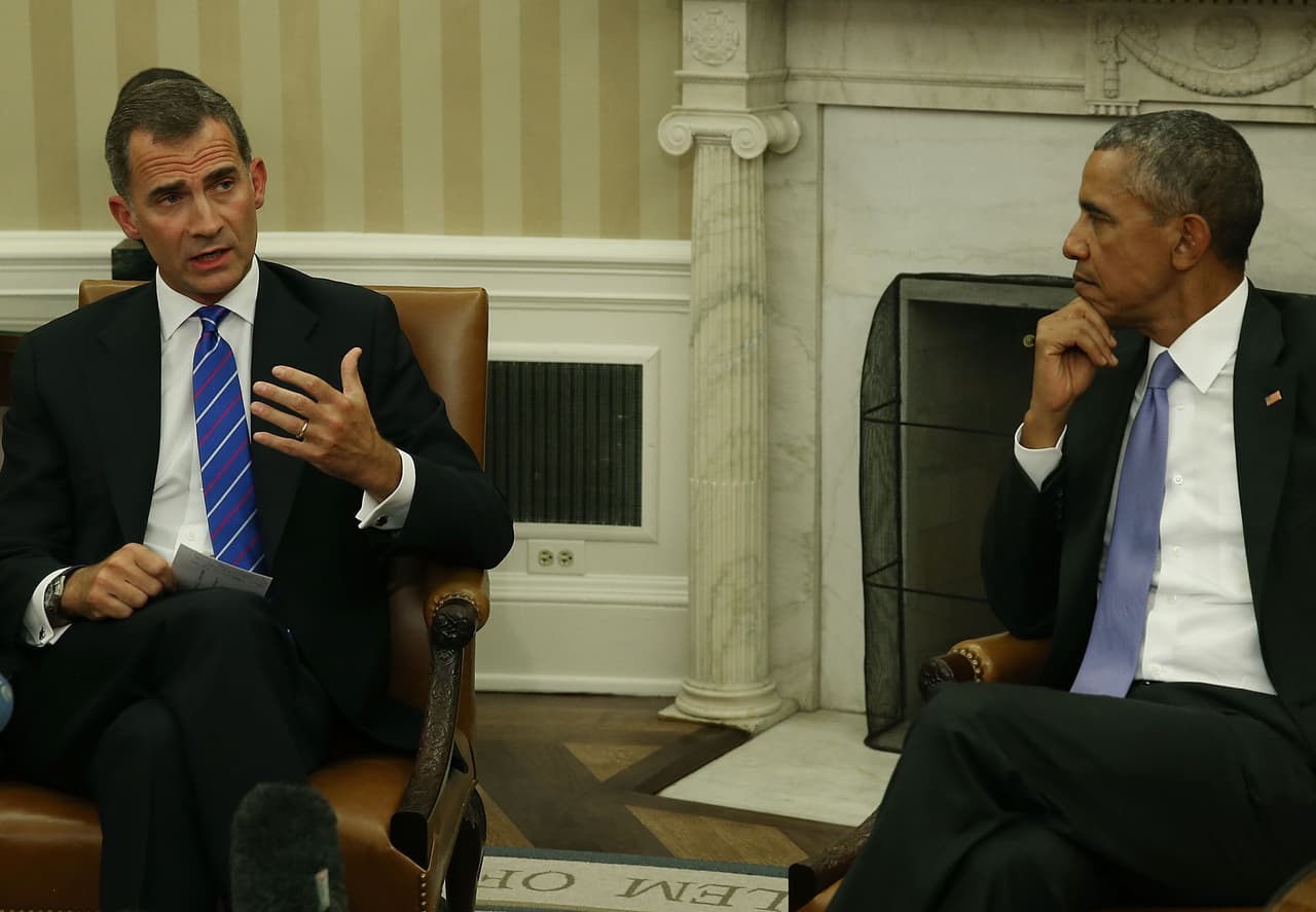 En su momento, así se vio la foto oficial del encuentro entre el rey Felipe de España y el presidente Barack Obama. Ni Michelle Obama ni la reina Letizia estuvieron merodeando atrás de los mandatarios.