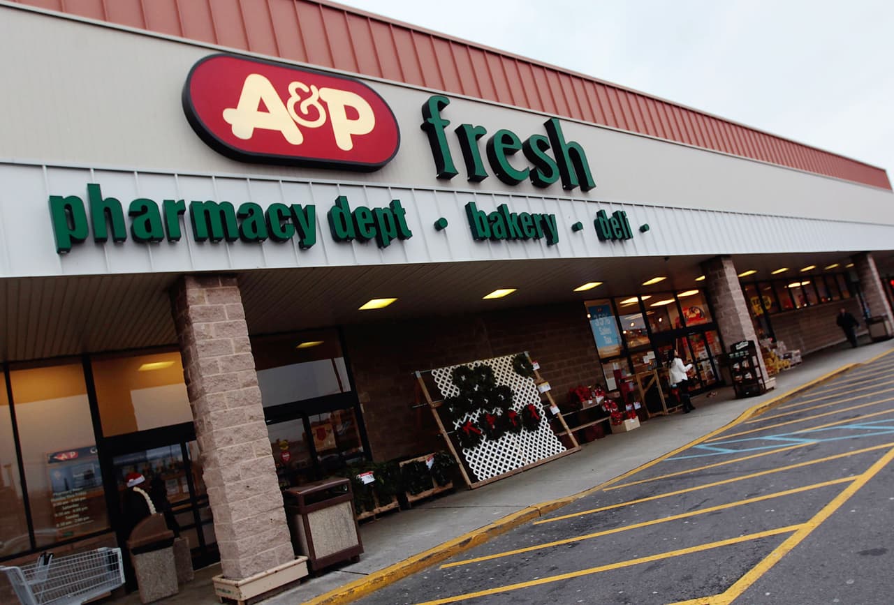 <b>A&P supermarket</b> se declaró en bancarrota en el 2010 y nuevamente en el 2015 cuando cerró definitivamente sus tiendas. La empresa había sido el supermercado más grande de EEUU desde su apertura en 1915.