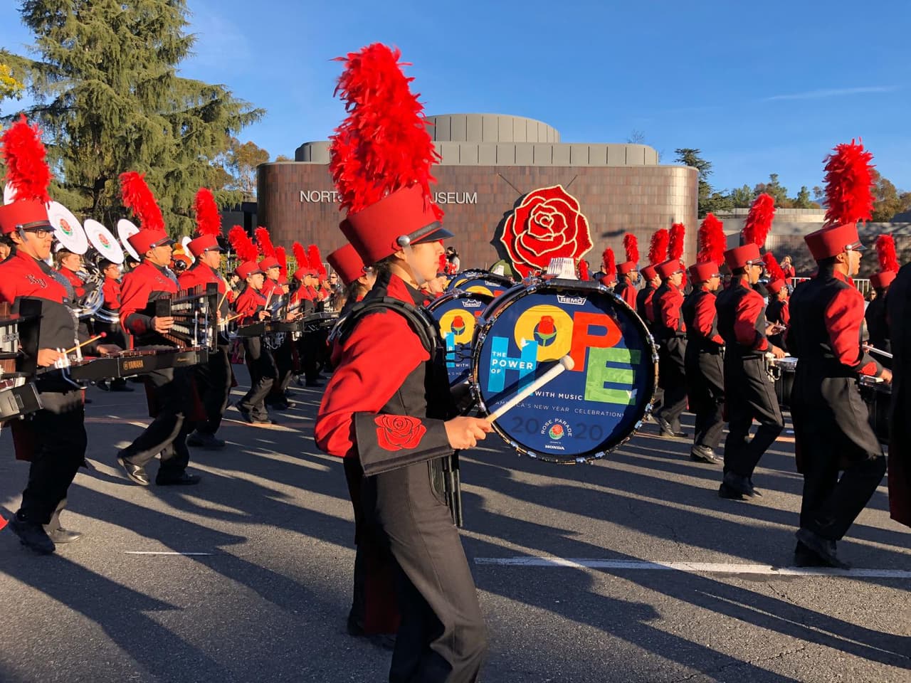 Además, este año tres bandas marciales latinas fueron seleccionadas para animar con su música el Desfile de las Rosas.