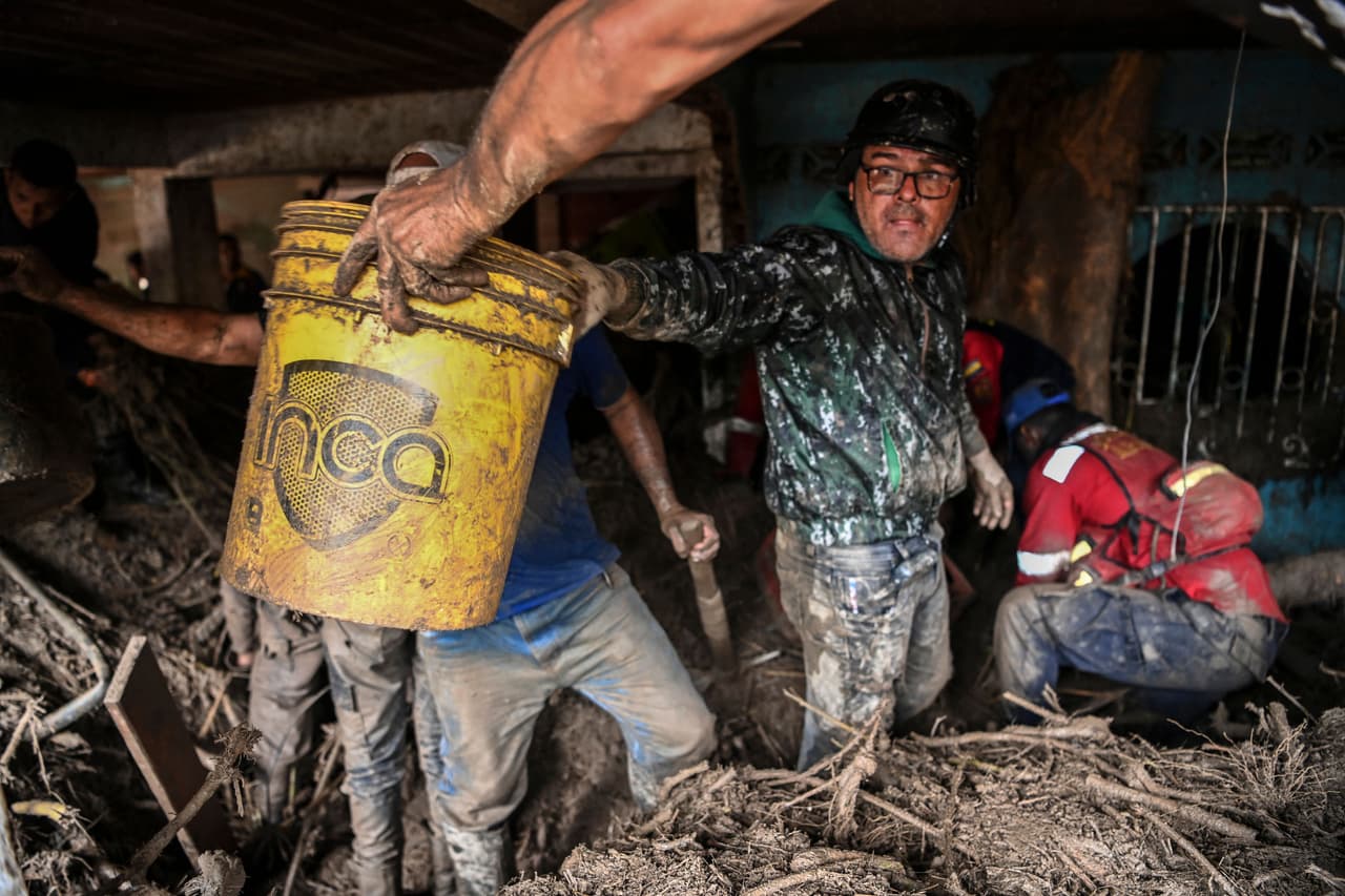 Cuadrillas de obreros y maquinaria pesada retiraban escombros para despejar vías y restituir los servicios de electricidad y agua. También se registraban fallas en la telefonía móvil y fija, de acuerdo con informes.