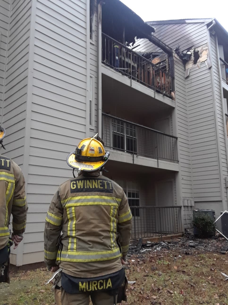 Investigadores dijeron que el fuego inició en el balcón del apartamento que estaba en la parte superior del edificio y que se extendió al ático. La causa sigue bajo investigación.