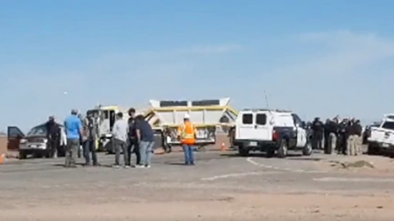 Hasta el momento se desconocen las identidades de las víctimas y tampoco se sabe la causa del accidente. Las autoridades creen que había 27 pasajeros en la camioneta al momento del choque contra un camión lleno de grava.