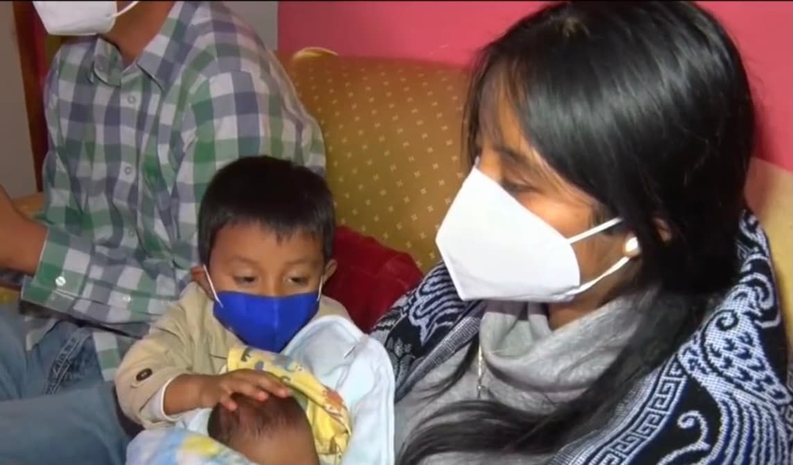 <br>Mientras en la veterinaria no ocultan su orgullo por haber tomado una valiente decisión, de la Cruz dice estar
<b> agradecida para siempre con “esa gente maravillosa” </b>que hizo todo lo posible para poder salvarles la vida.
<br>